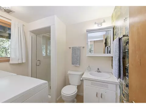 Bath - 1522 Russet Dr, Eugene, OR 97401 photo 1 of 3