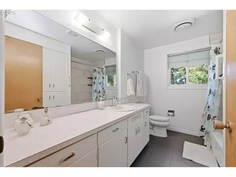 Bath - 1522 Russet Dr, Eugene, OR 97401 photo 2 of 3