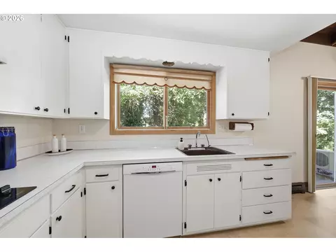 Kitchen - 1522 Russet Dr, Eugene, OR 97401 photo 1 of 3
