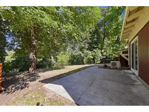 Exterior - 1522 Russet Dr, Eugene, OR 97401 photo 2 of 6