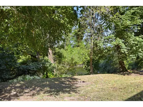 Exterior - 1522 Russet Dr, Eugene, OR 97401 photo 3 of 6