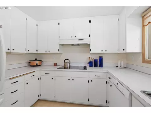 Kitchen - 1522 Russet Dr, Eugene, OR 97401 photo 2 of 3
