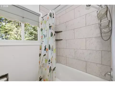 Bath - 1522 Russet Dr, Eugene, OR 97401 photo 3 of 3