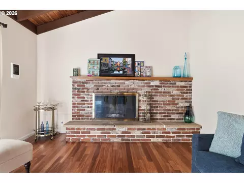 Living - 1522 Russet Dr, Eugene, OR 97401 photo 2 of 4