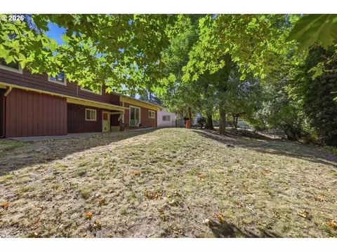 Exterior - 1522 Russet Dr, Eugene, OR 97401 photo 5 of 6