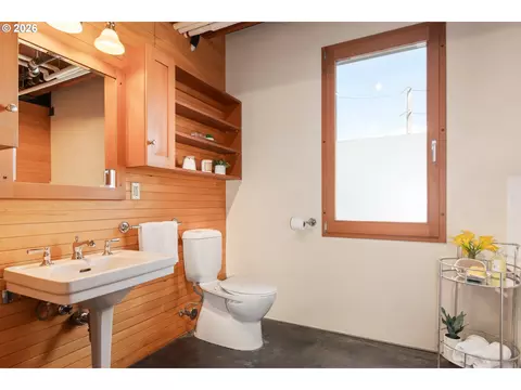 Bath - 321 Mill St #4, Eugene, OR 97401 photo 1 of 5