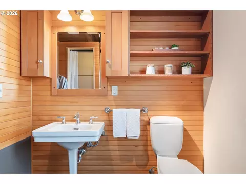 Bath - 321 Mill St #4, Eugene, OR 97401 photo 3 of 5