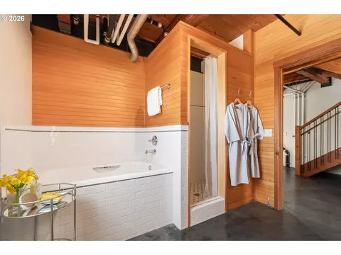 Bath - 321 Mill St #4, Eugene, OR 97401 photo 2 of 5