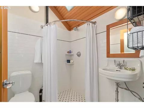 Bath - 321 Mill St #4, Eugene, OR 97401 photo 4 of 5