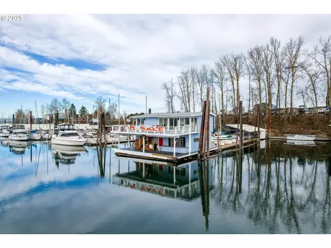 300 NE Tomahawk Island Dr #E10, Portland, OR 97217