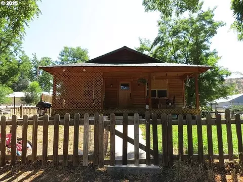 201 Main St, Spray, OR 97874