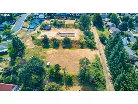 2240 NW Merle Ave, Roseburg, OR 97471