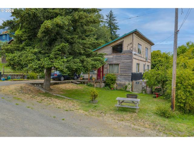 725 B St, Myrtle Point, OR 97458