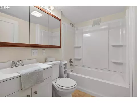 Bath - 2245 Devos St, Eugene, OR 97402 photo 1 of 2