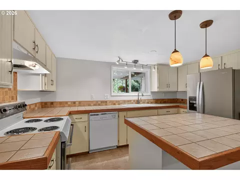 Kitchen - 2245 Devos St, Eugene, OR 97402 photo 2 of 2