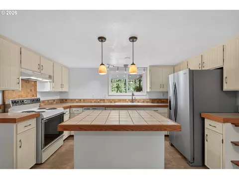 Kitchen - 2245 Devos St, Eugene, OR 97402 photo 1 of 2