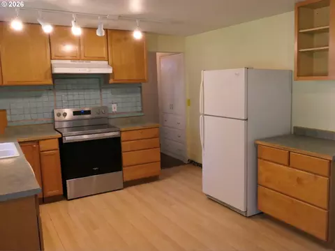 Kitchen - 1805 Hemlock St, Eugene, OR 97404 photo 1 of 4