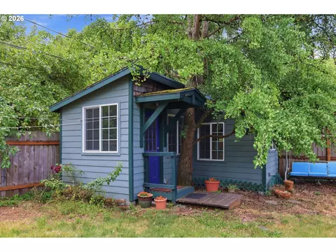 Exterior - 1805 Hemlock St, Eugene, OR 97404 photo 10 of 11
