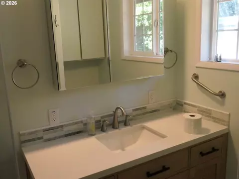 Bath - 1805 Hemlock St, Eugene, OR 97404 photo 2 of 3