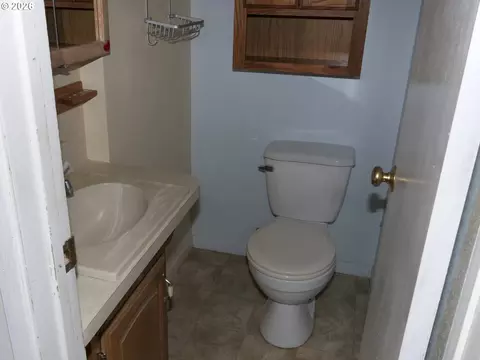 Bath - 1805 Hemlock St, Eugene, OR 97404 photo 3 of 3