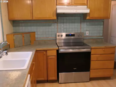 Kitchen - 1805 Hemlock St, Eugene, OR 97404 photo 3 of 4