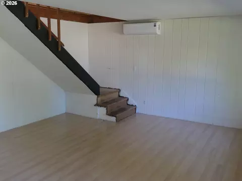 Living - 1805 Hemlock St, Eugene, OR 97404 photo 5 of 7