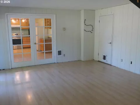 Living - 1805 Hemlock St, Eugene, OR 97404 photo 4 of 7