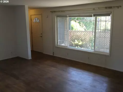 Living - 1805 Hemlock St, Eugene, OR 97404 photo 1 of 7