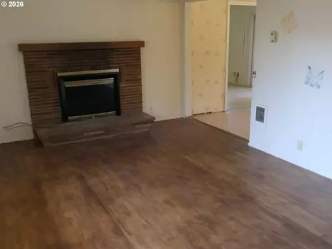 Living - 1805 Hemlock St, Eugene, OR 97404 photo 3 of 7