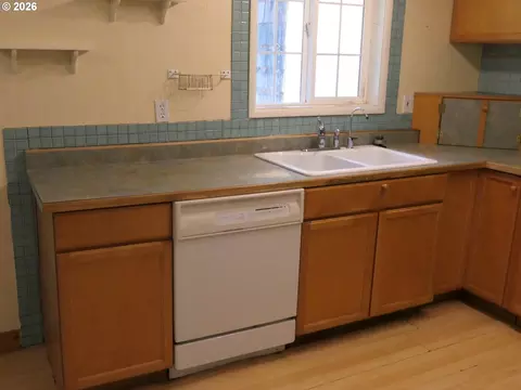 Kitchen - 1805 Hemlock St, Eugene, OR 97404 photo 2 of 4