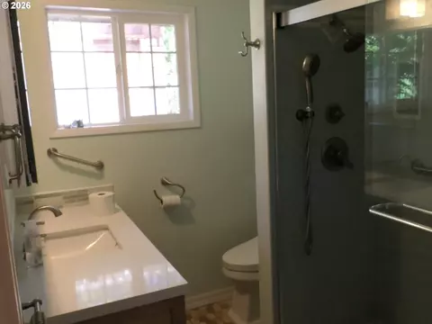 Bath - 1805 Hemlock St, Eugene, OR 97404 photo 1 of 3