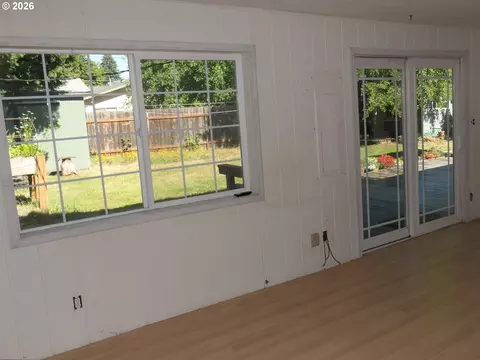 Living - 1805 Hemlock St, Eugene, OR 97404 photo 6 of 7