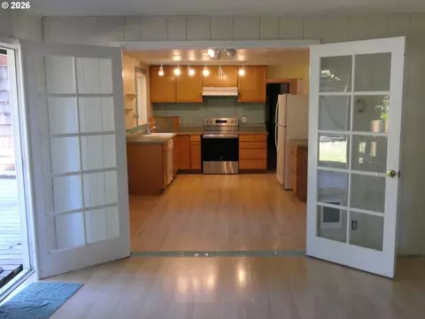 Kitchen - 1805 Hemlock St, Eugene, OR 97404 photo 4 of 4
