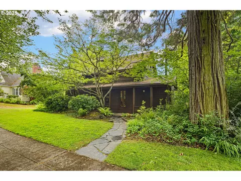 2112 Agate St, Eugene, OR 97403