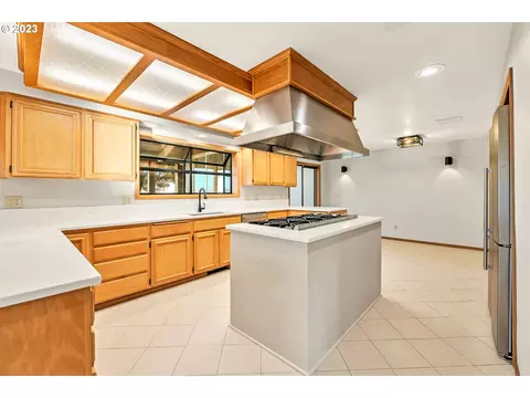 Kitchen - 27725 Royal, Eugene, OR 97402 photo 1 of 3