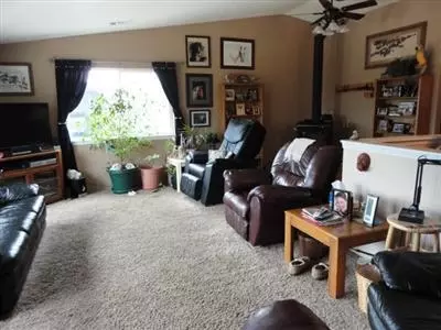 235 Rogue River Dr, Eagle Point, OR 97524 photo 3