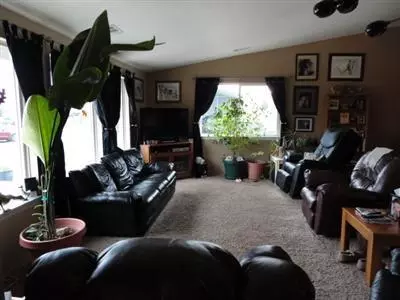 235 Rogue River Dr, Eagle Point, OR 97524 photo 2
