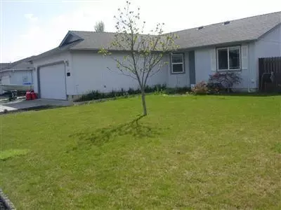 389 Candis Dr, Eagle Point, OR 97524 photo 2