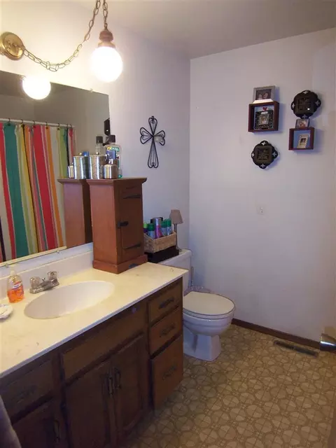 802 W First St, Phoenix, OR 97535 photo 9