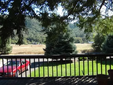372 Tenney Dr, Rogue River, OR 97537 photo 2