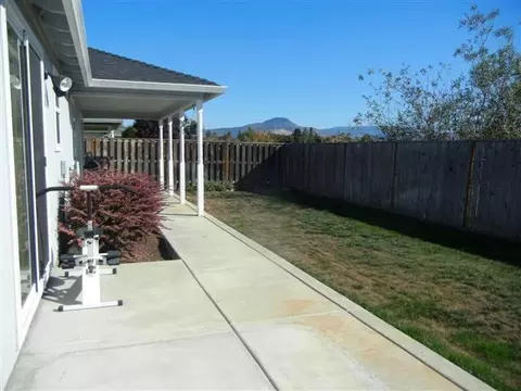2012 Lara Ln, Central Point, OR 97502 photo 2