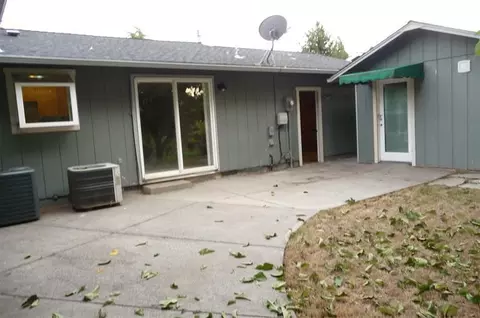 1235 Triangle Dr, Central Point, OR 97502 photo 3