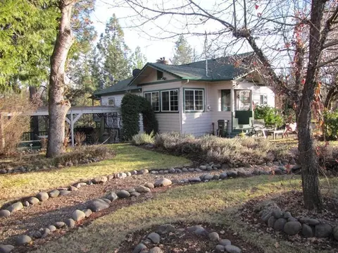 3018 Rogue River Dr, Eagle Point, OR 97524 photo 2