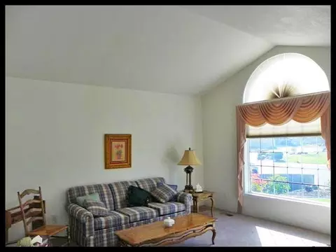 404 Meadowbrook Dr, Central Point, OR 97502 photo 2