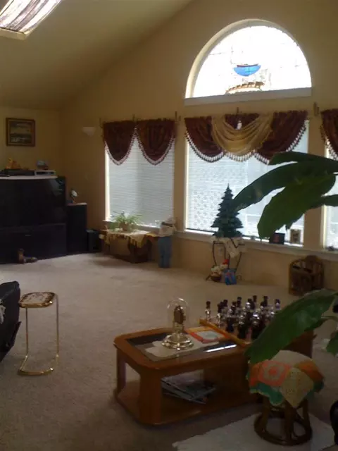 804 W First St, Phoenix, OR 97535 photo 2