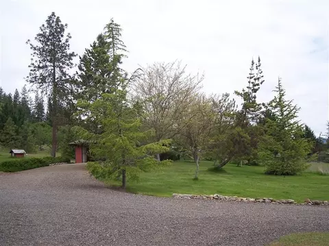 901 Rogue River Dr, Eagle Point, OR 97524 photo 2