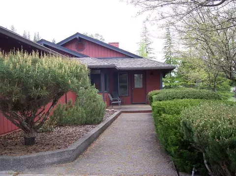 901 Rogue River Dr, Eagle Point, OR 97524 photo 3