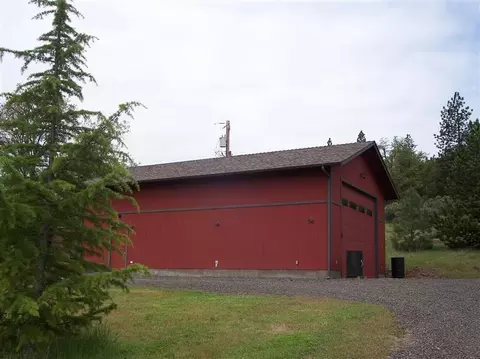 901 Rogue River Dr, Eagle Point, OR 97524 photo 5