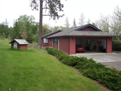 901 Rogue River Dr, Eagle Point, OR 97524 photo 4