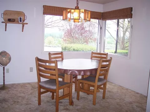 901 Rogue River Dr, Eagle Point, OR 97524 photo 9